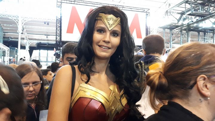 Wonder Woman, dans la file d'attente pour rencontrer Shannen Doherty. (BENJAMIN ILLY / FRANCE-INFO)