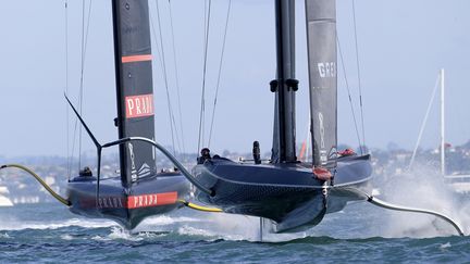 Luna Rossa et Ineos s'affrontent en phase préparatoire de la Coupe de l'America dans la baie d'Auckland le 21 février 2021 (GILLES MARTIN-RAGET / AFP)