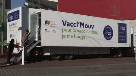 À Mulhouse, dans le Haut-Rhin, un bus, le Vacci'Mouv, était chargé d'aller au-devant des plus sceptiques à la vaccination contre le Covid-19 ou des plus éloignés du vaccin. Il a été contraint d'arrêter sa tournée. (FRANCE 3)