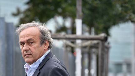 Michel Platini, le 31 août 2020 à la sortie du bureau du procureur fédéral suisse, a été&nbsp;mis en accusation pour l'affaire du paiement suspect de la Fifa à son avantage, le 2 novembre 2021,&nbsp;tout comme Sepp Blatter. (FABRICE COFFRINI / AFP)