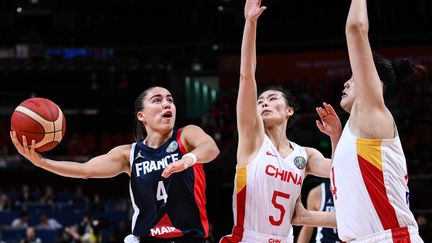 La Française Marine Fauthoux face à la Chine lors du quart de finale de la Coupe du monde, à Sydney (Australie), le 29 septembre 2022. (MAXPPP)