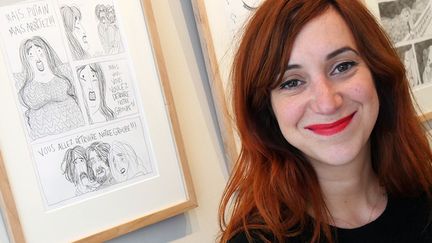 Pénélope Bagieu devant les dessins de son dernier album "California dreamin'"  (Gallimard), exposés à la galerie Barbier &amp; Mathon
 (Laurence Houot / Culturebox)