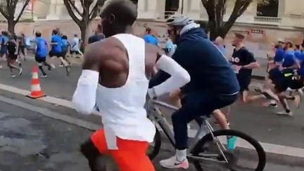 Aujourd'hui 3500 personnes se sont retrouvées dans une course à handicap. L'objectif : terminer les 5 km devant Eliud Kipchoge afin de gagner son dossard pour le marathon de Paris 2024.


 Eliud Kipchoge est double champion olympique, détient le record du monde du marathon.