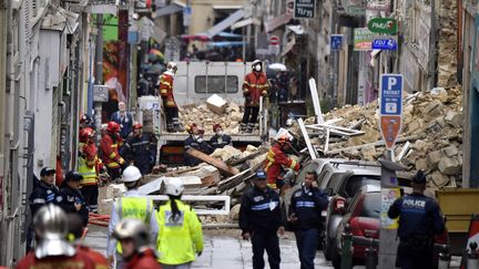 Les secours au travail après l'effondrement de deux immeubles, lundi 5 novembre, à Marseille. (GERARD JULIEN / AFP)