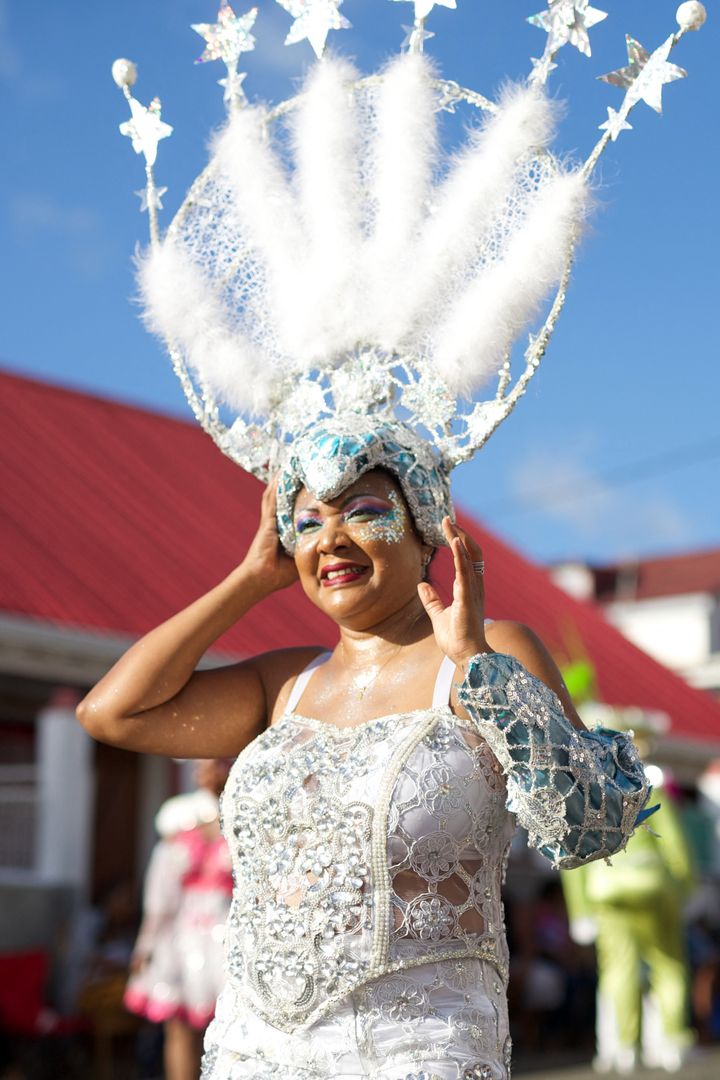 Une femme déguisée lors de la "grande parade", apothéose du carnaval, en Guadeloupe, le 1er mars 2022. (CEDRICK ISHAM CALVADOS / AFP)