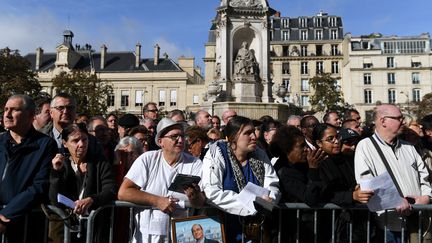 Des anonymes attendent devant l'église&nbsp;Saint-Sulpice, lundi 30 septembre 2019 à Paris, avant la messe d'hommage pour Jacques Chirac. (VALERIY MELNIKOV / SPUTNIK / AFP)