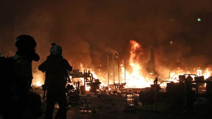 Des incendies provoqués par des manifestants sur le campus de&nbsp;l'Université polytechnique de Hong Kong, bastion de la contestation prodémocratie, le 18 novembre 2019.&nbsp; (KOKI KATAOKA / YOMIURI / AFP)