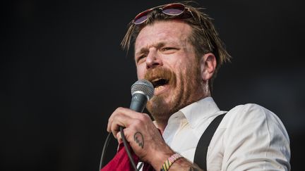 Jesse Hughes, le chanteur du groupe Eagles of Death Metal, le 17 août 2016 sur la scène du festival Pukkelpop à Hasselt (Belgique). (JONAS ROOSENS / BELGA MAG / AFP)