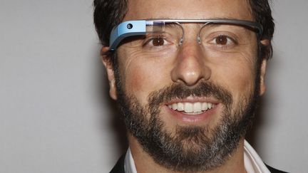 Le cofondateur de Google,&nbsp;Sergey Brin, pose avec les Google Glass, le 9 septembre 2012. (CARLO ALLEGRI / REUTERS)