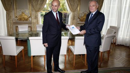 Louis Gallois et Jean-Marc Ayrault, le 5 novembre 2012 &agrave; l'H&ocirc;tel&nbsp;Matignon, &agrave; Paris. (THIBAULT CAMUS / POOL)