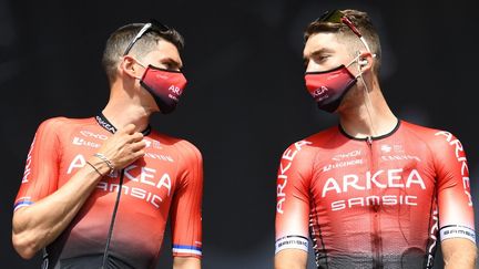 Warren Barguil et Clément Russo avant la première étape du Critérium du Dauphiné, le 30 mai 2021.&nbsp; (ALAIN JOCARD / AFP)