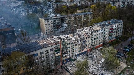 Un immeuble résidentiel en partie détruit après une frappe russe, le 14 avril 2023, à Sloviansk (Ukraine). (IHOR TKACHOV / AFP)