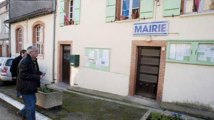 Deux militants du NPA en quête d'un parrainage pour leur candidat, à la mairie du Vernet (Haute-Garonne), le 19 janvier 2012. (PASCAL PAVANI / AFP)