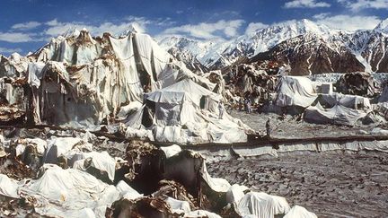 des campements militaires se fondent dans le paysage.

Les armes se sont tues sur le Siachen après un cessez-le-feu décrété en 2003, et la région ne présente pas un grand intérêt stratégique.

Cette tragédie pourrait accélérer la démilitarisation du glacier. Les deux parties en conviennent, la présence de militaires indiens et pakistanais dans cette région hostile n'a plus guère de raison d'être. (AFP)