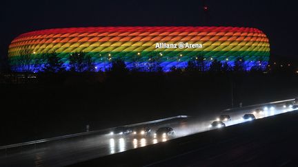 Le stade de Munich (Allemagne) illuminé aux couleurs de l'arc-en-ciel, le 30 janvier 2021. (ANDREAS GEBERT / POOL / AFP)