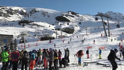 Les stations de sports d'hiver poursuivent leur mutation. La luge fait son retour sur les pistes et n'est plus réservée aux tout-petits. C'est le cas à Valmorel, aux Menuires ou encore à Val Thorens, en Savoie. (France 2)