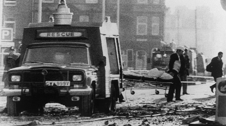 Les &eacute;quipes de secours &agrave; l'&oelig;uvre, apr&egrave;s l'attentat qui a vis&eacute; Margaret Thatcher &agrave; Brighton (Royaume-Uni), le 12 octobre 1984. Deux personnes sont mortes dans l'explosion.&nbsp; (ROY LETKEY / UPI FILES / AFP)