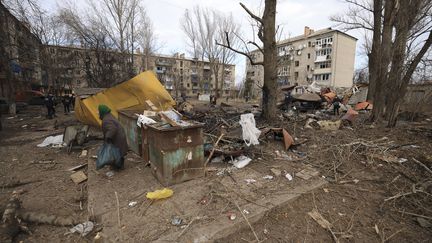 Dans la cour d'un quartier résidentiel après une frappe attribuée à l'armée russe par les autorités locales à  Konstantynivka, en Ukraine, le 28 janvier 2023. (ANDRIY DUBCHAK / AP / SIPA)