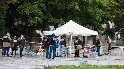 Des enquêteurs de la police, le 6 juin 2017, sur le parvis de la cathédrale Notre-Dame à Paris, après une agression contre un policier. (SIMON GUILLEMIN / HANS LUCAS)