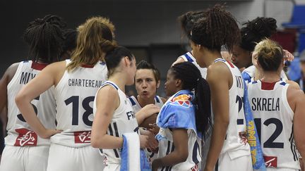 Les Françaises se félicitent de leur victoire contre la Grèce, le 19 juin 2017, durant l'Euro de basket, à Prague (République Tchèque).&nbsp; (MICHAL CIZEK / AFP)