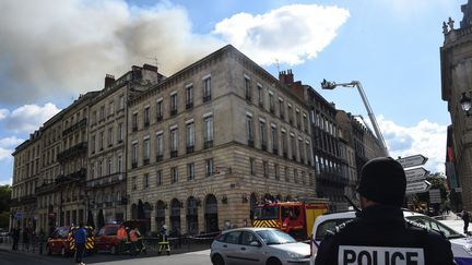 Des pompiers interviennent après le déclenchement d'un violent incendie dans le centre-ville de Bordeaux (Gironde), samedi 25 mai 2019. (MEHDI FEDOUACH / AFP)