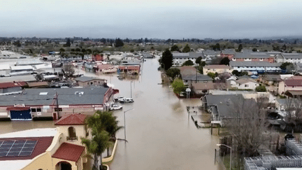 Des pluies diluviennes se sont encore abattues en Californie, lundi 13 mars, provoquant des inondations très impressionnantes. Un premier bilan compte au moins deux morts et des milliers de familles ont dû être évacuées. (France 2)