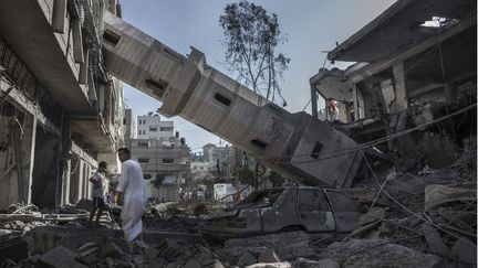 &nbsp; (Un Palestinien marche près d'une mosquée détruite par des tirs de l'armée israélienne. © MaxPPP / OLIVER WEIKEN)