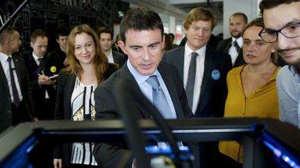 Le Premier ministre Manuel Valls (C) et la Secrétaire d'Etat à l'Economie digitale (G) devant une imprimante 3D, lors des rencontres du Conseil national du numérique (CNN) organisées à Paris le 4 octobre 2014
 (ALAIN JOCARD / AFP)