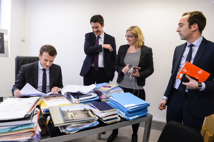 Benjamin Griveaux (au centre), lors d'une réunion avec Emmanuel Macron&nbsp;pendant la campagne présidentielle, le 12 janvier 2017 à Paris. (ELODIE GREGOIRE / REA)