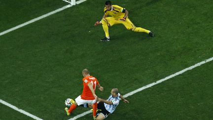 L'Argentin Javier Mascherano barre la route au N&eacute;erlandais Arjen Robben, &agrave; la toute fin du temps r&eacute;glementaire de la demi-finale, le 9 juillet &agrave; Sao Paulo. C'est le tournant de la demi-finale. (FABRIZIO BENSCH / REUTERS)