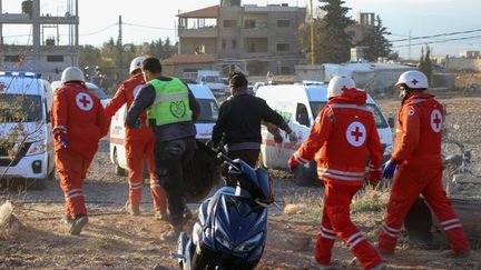 Des secouristes dans la région de Baalbek, au Liban. (NIDAL SOLH / AFP)