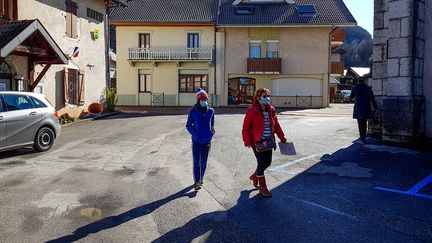 Depuis le 2 mars, la commune de&nbsp;La&nbsp;Balme-de-Sillingy (Haute-Savoie) et ses 5 000 habitants&nbsp;sont sous&nbsp;clôche, confinés avant tout le monde.&nbsp; (MAXIME PETIT / AFP)