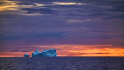 Un coucher de soleil sur l'Antarctique, le 20 février 2019. (ADRIAN WLODARCZYK / ROBERT HARDING RF / AFP)