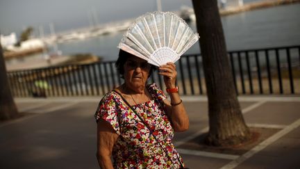 Une femme se prot&egrave;ge du soleil &agrave; Marbella, dans le sud de l'Espagne, le 13 mai 2015. (JON NAZCA / REUTERS)