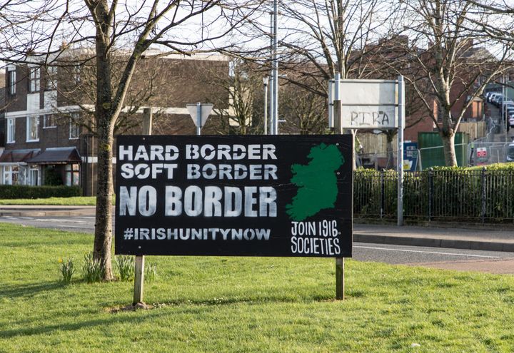 Une pancarte réclame&nbsp;"l'unité irlandaise maintenant", dans le quartier catholique de Bogside. (MARIE-VIOLETTE BERNARD / FRANCEINFO)