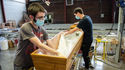 Dans l'atelier d'une entreprise spécialisée dans la fabrication de cercueils, le 16 avril 2020, à&nbsp;Saint-Jory-las-Bloux (Dordogne). (ROMAIN LONGIERAS / HANS LUCAS)