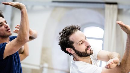 Jérémie Bélingard et Pierre Rigal en répétition sous le dôme Marius Petipa
 (Agathe Poupeney/Opéra national de Paris)