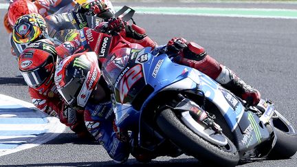 L'Espagnol Alex Rins devance la meute de poursuivants lors du Grand Prix d'Australie, dimanche 16 octobre, à Phillip Island.&nbsp; (GLENN NICHOLLS / AFP)