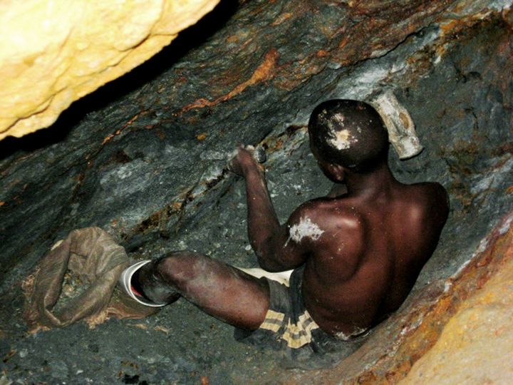 Un travailleur congolais dans une mine de tantale du Nord-Kivu (R&eacute;publique d&eacute;mocratique du Congo), le 12 avril 2010.&nbsp; (EMMANUEL PEUCHOT / AFP)