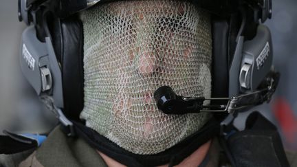 Un soldat des forces sp&eacute;ciales pose lors d'une c&eacute;r&eacute;monie militaire sur la base a&eacute;rienne &agrave; Orl&eacute;ans (Loiret), le 30 septembre 2013. (CHRISTIAN HARTMANN / REUTERS)