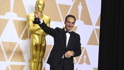 Alexandre Desplat pose avec son Oscar, le dimanche 4 mars 2018 à Los Angeles (Etats-Unis). (JORDAN STRAUSS / AP / SIPA)