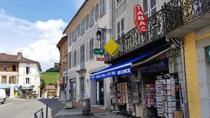 Un buraliste à Aspet (Haute-Garonne). (MATHIEU FERRI / FRANCE-BLEU OCCITANIE)