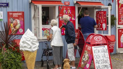 Des retraités devant un marchand de glaces à Varberg en Suède, le 18 juillet 2020. (LEYLA VIDAL / MAXPPP)