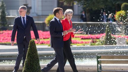 La Première ministre britannique Theresa May et le président de la République Emmanuel Macron lors du sommet européen informel de Salzbourg (Autriche), le 20 septembre 2018. (GEORG HOCHMUTH / APA)