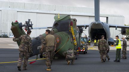 Des militaires se préparent à rejoindre Fort-de-France, en Martinique, pour aider à gérer les suites du passage de l'ouragan Irma, le 9 septembre 2017, à Orléans. (R. NICOLAS-NELSON / AFP)