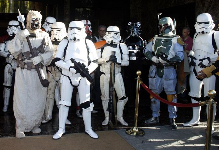 Un homme des sables, des Stormtroopers et Boba Fett défilent à Tunis pour sauvegarder les décors de "Star Wars" en Tunisie
 (FETHI BELAID / AFP)