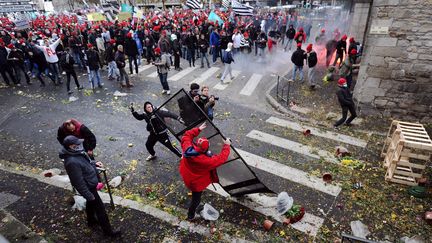 Echauffour&eacute;es dans une manifestation contre l'&eacute;cotaxe, &agrave; Quimper, le 2 novembre 2013. (JEAN-SEBASTIEN EVRARD / AFP)