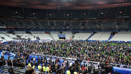 Les spectateurs sur la pelouse du Stade de France, le 13 novembre 2015 (MARIA PLOTNIKOVA / RIA NOVOSTI)