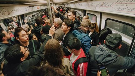 Dans un wagon de la ligne 7 du métro parisien, le 13 octobre 2022. (PATRICK COCKPIT / HANS LUCAS / AFP)