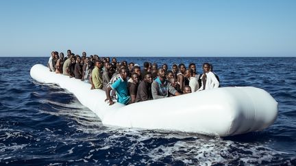 Une embarcation transportant des migrants est interceptée au large des côtes libyennes, le 11 septembre 2016.&nbsp; (MARCO PANZETTI / NURPHOTO / AFP)